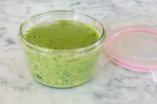 Store your guacamole without turning brown